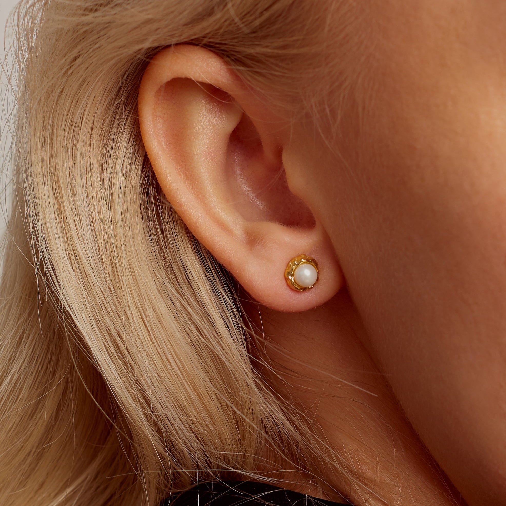 The Nebula Pearls earrings