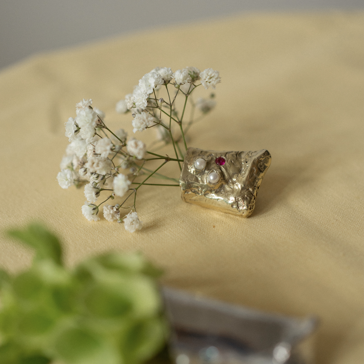 Aube brooch