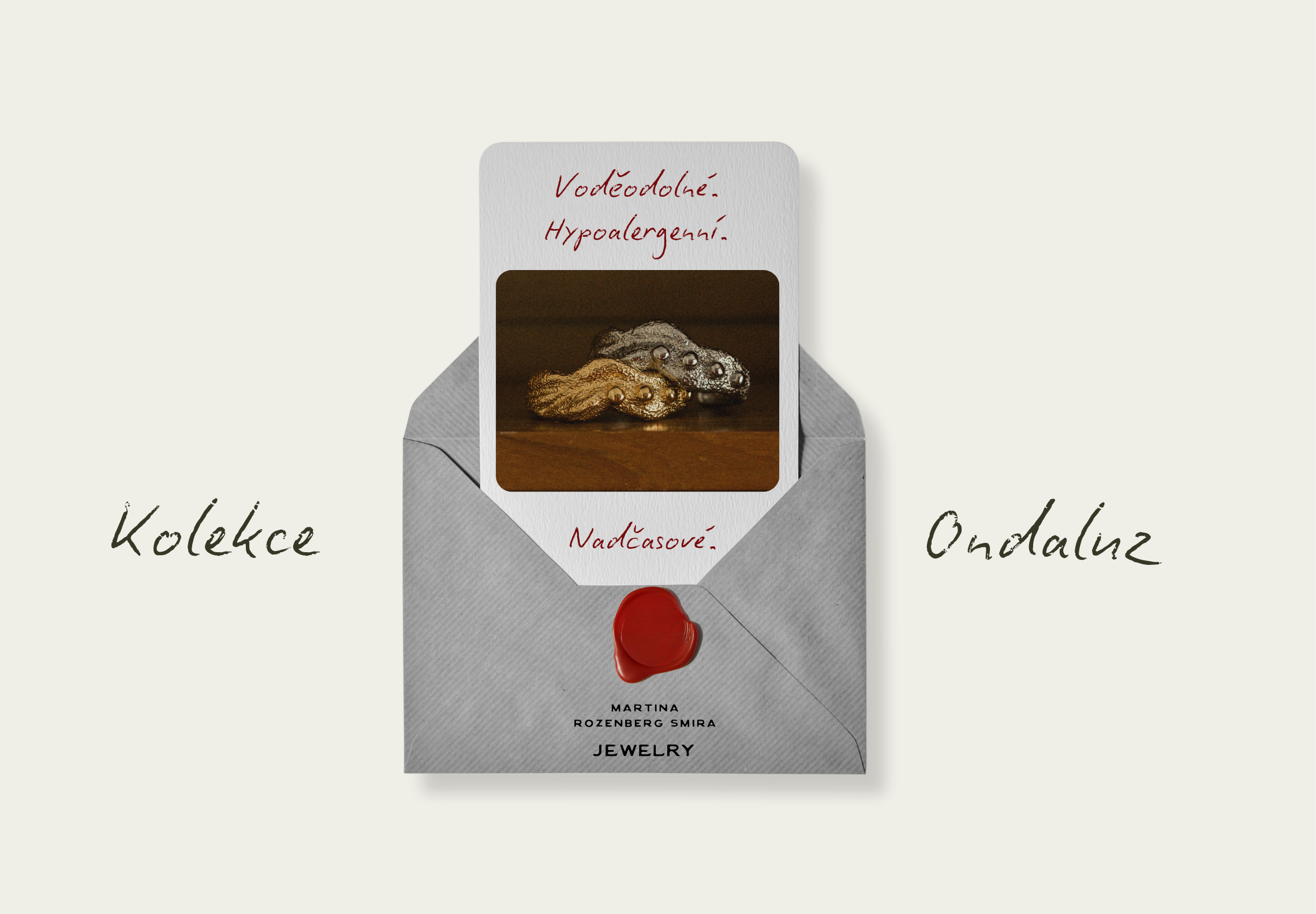 Banner kolekce Ondaluz od Martina Smira Jewelry s fotografií prstenů ve zlaté a stříbrné barvě. Kolekce Ondaluz je voděodolná, hypoalergenní a nadčasová – inspirovaná mořskými vlnami a středomořským světlem. Na banneru je obálka s červenou pečetí a nápis ‚Voděodolné. Hypoalergenní. Nadčasové.