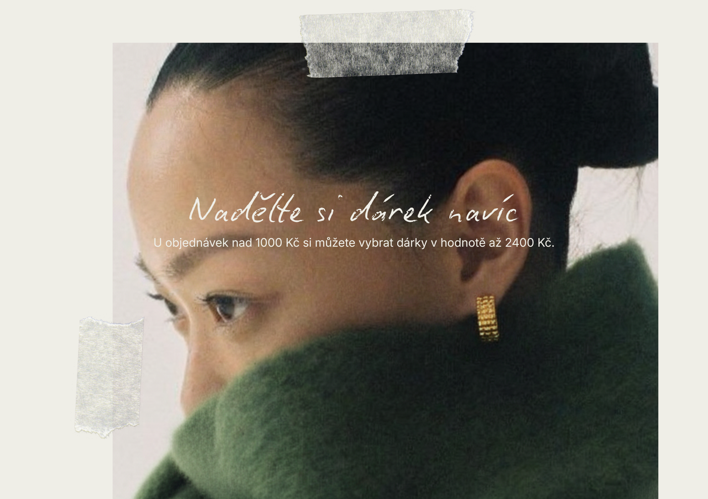 Banner Martina Smira Jewelry – žena s tmavými vlasy v zeleném šálu a zlatými náušnicemi. Text: Nadělte si dárek navíc. U objednávek nad 1000 Kč si můžete vybrat dárky v hodnotě až 2400 Kč